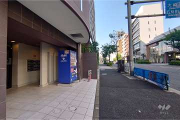 敷地北東側の前面道路（南東側から）