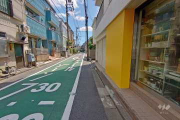 敷地東側の前面道路(北側から）