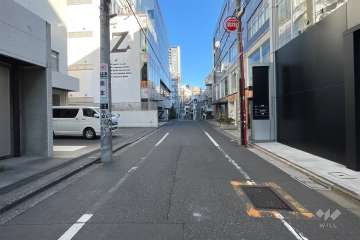 敷地東側の前面道路(南側から)