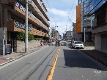 敷地南側の前面道路。二車線のバス通りです。