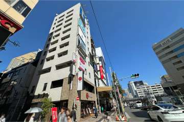 敷地南東側の前面道路（南西側から）