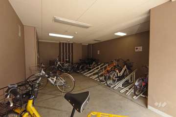 屋内に設けられた駐輪場
