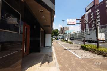 敷地東側の前面道路（南側から）