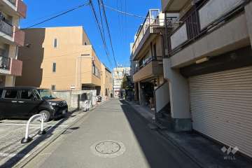 敷地南東側の前面道路（南西側から）