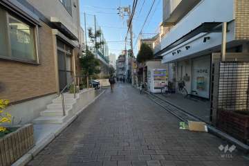 敷地北東側の前面道路（北西側から）