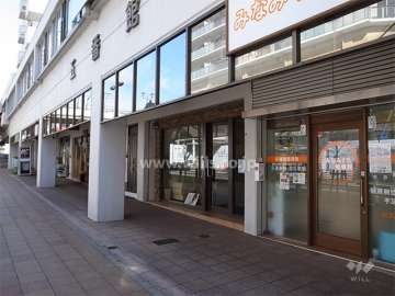 低層階は店舗になっています。