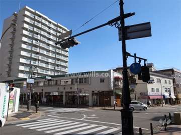 阪急「宝塚南口」駅の駅前にあり、周辺には各種店舗が立ち並んでいます。
