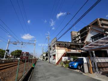 敷地の西側には阪急伊丹線が走っています。