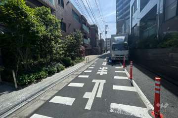 敷地北西側の前面道路（北東側から）