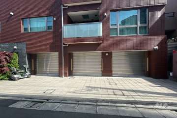 駐車場の出入口（シャッター付き）