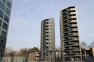 ズーム新宿南ファーストの外観（西側から）