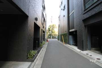 敷地南側の前面道路（西側から）