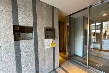 エントランスはオートロック付きです。