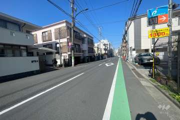 敷地北西側の前面道路（南西側から）