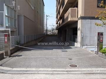 敷地内駐車場入り口（ロボットゲート付き）