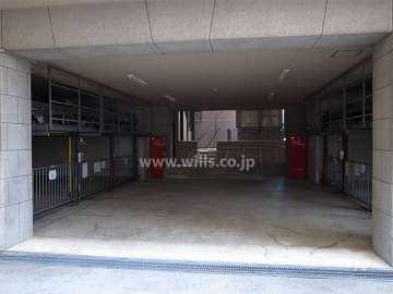 建物1階にある敷地内駐車場（機械式）