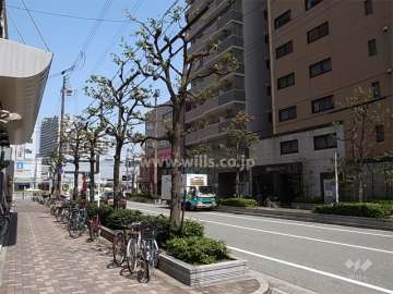 敷地西側の前面道路。すぐ北側にJR「尼崎」駅があります。