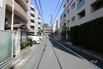 敷地東側の前面道路（南側から）