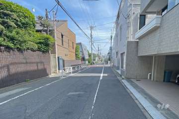 敷地北東側の前面道路