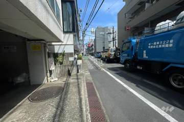 敷地南側の前面道路（西側から）