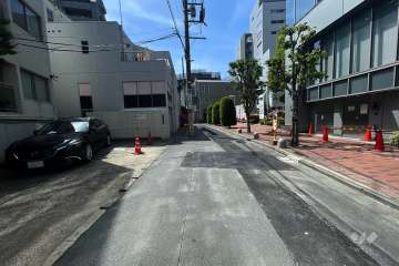 敷地北東側の前面道路（南東側から）
