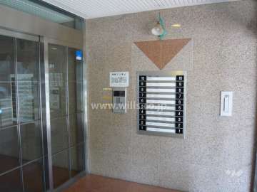 エントランスはオートロック付きです。