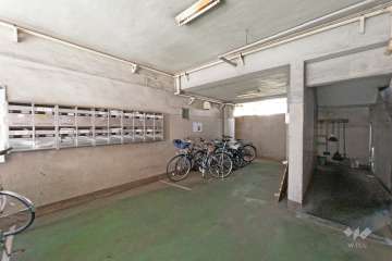 共用ポストと駐輪場