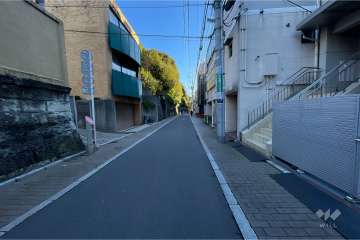 敷地北西側の前面道路（南西側から）
