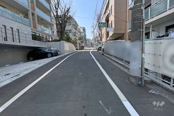 敷地南側の前面道路（東側から）