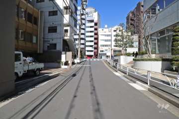 敷地東側の前面道路（南側から）