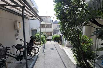 敷地南側前面道路(東側から)