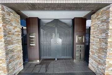 エントランスはオートロック付きです。