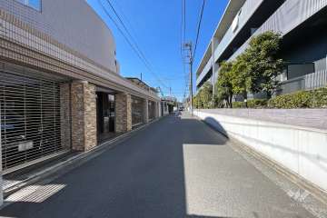 敷地北側の前面道路（東側から）
