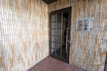 エントランスはオートロック付きです。