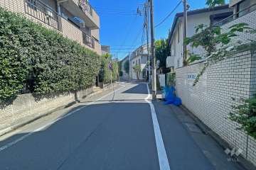 敷地北西側の前面道路（北東側から）