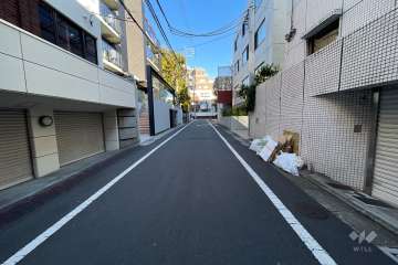 敷地西側の前面道路