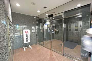 エントランスはオートロック付きです。