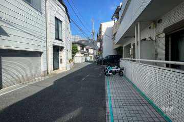 敷地南西側の前面道路（南東側から）