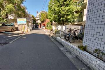 敷地南西側の前面道路（南東側から）