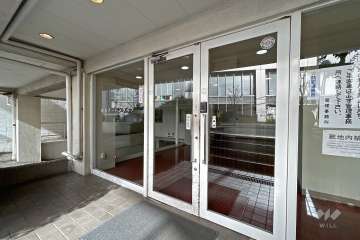 エントランスはオートロック付きです。