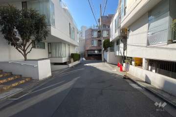 敷地西側の前面道路