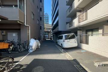 敷地南西側の前面道路（南東側から）