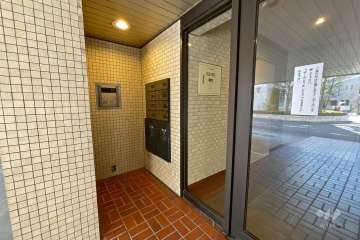 エントランスはオートロック付きです。