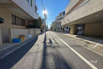 敷地北東側の前面道路（北西側から）