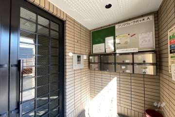 エントランスはオートロック付きです。