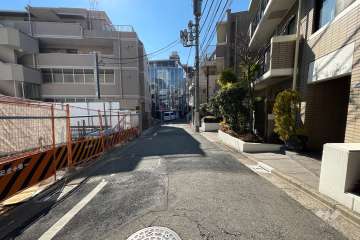 敷地南西側の前面道路（南東側から）