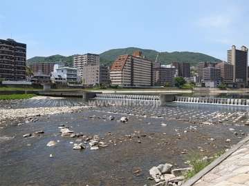 武庫川の対岸から見たカルム宝塚