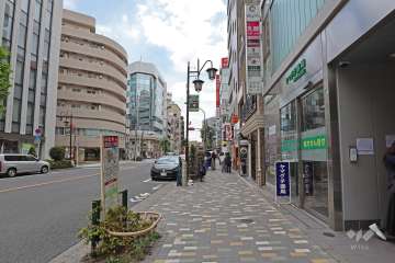 敷地北東側前面道路は恵比寿通りです。