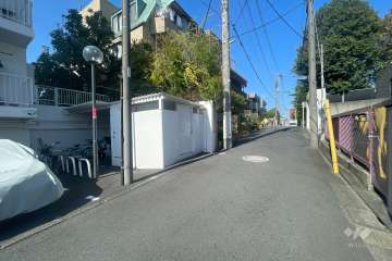 敷地南東側の前面道路（南西側から）