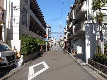 周辺は静かな住宅地です。マンション、一戸建ての他、店舗も点在しています。